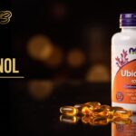 Bloggbanner fra Bli God med teksten «Ubiquinol»: boks med Kaneka ubiquinol 100 mg og gylne softgels på mørkt røykglass