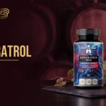 Bloggbanner fra Bli God med teksten «Resveratrol»: boks med trans-resveratrol 500 mg ved et glass rødvin og røde druer i en vinkjeller