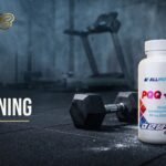 Bloggbanner fra Bli God med teksten «Q10 og trening»: boks med PQQ og Q10 på gummigulv i et treningsstudio ved siden av manual og kettlebell