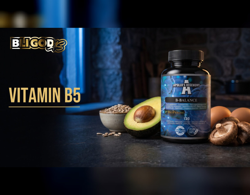 Bloggbanner fra Bli God med teksten «Vitamin B5»: boks med vitamin B-kompleks på en mørk kjøkkenbenk med avokado, egg, sjiitakesopp og solsikkefrø