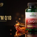 Bloggbanner fra Bli God med teksten «Koenzym Q10»: boks med Koenzym Q10 200 mg på et blankt, mørkt underlag med virvler av ravgul væske