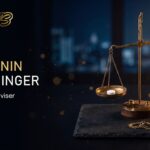 Bivirkninger av melatonin – messingvekt med en tablett og et lommeur på mørk bakgrunn